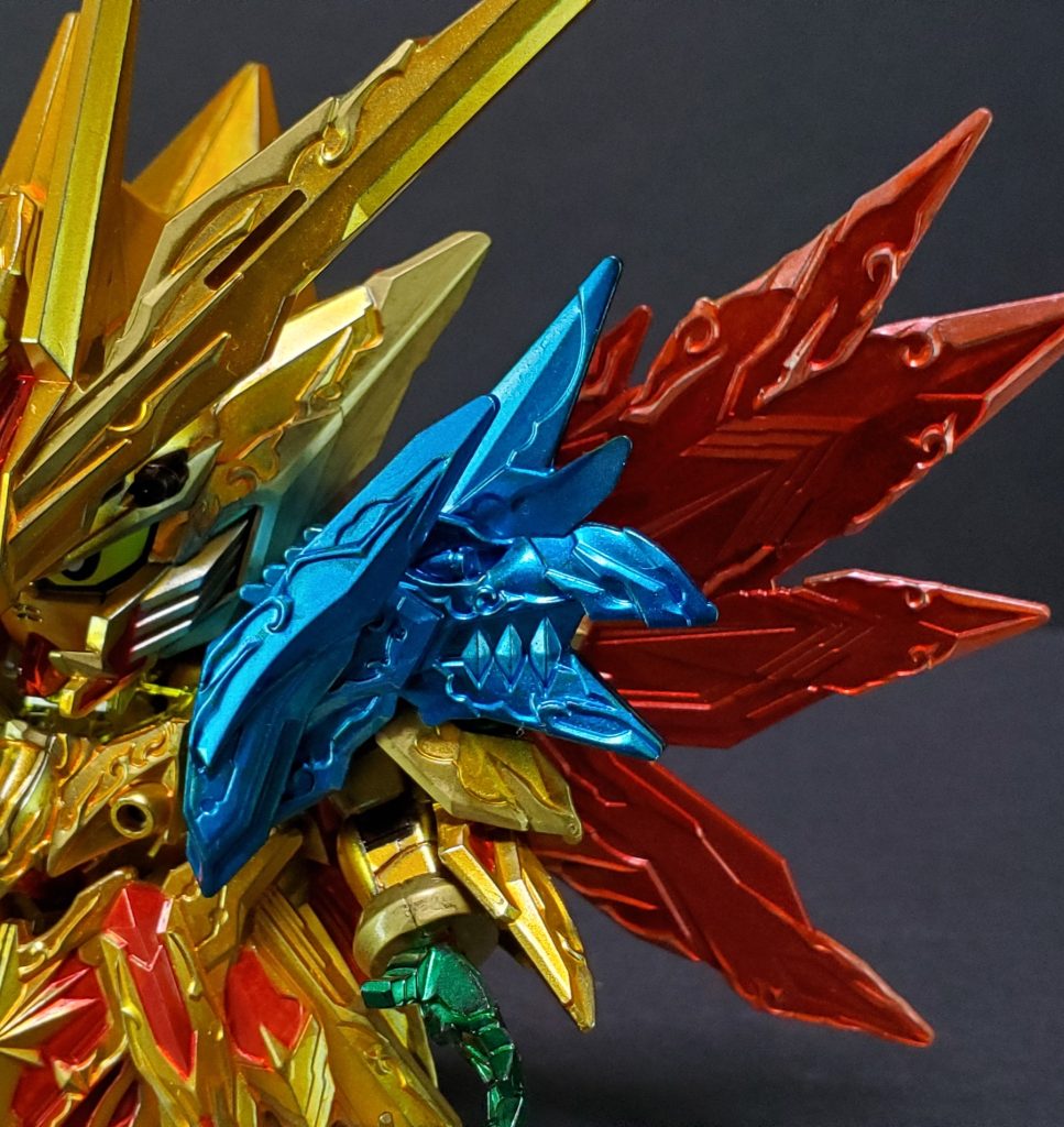 ゴールドは3色使い、メタリックブルーとメタリックレッドは2色使いをして平坦な印象にならないようにしています。