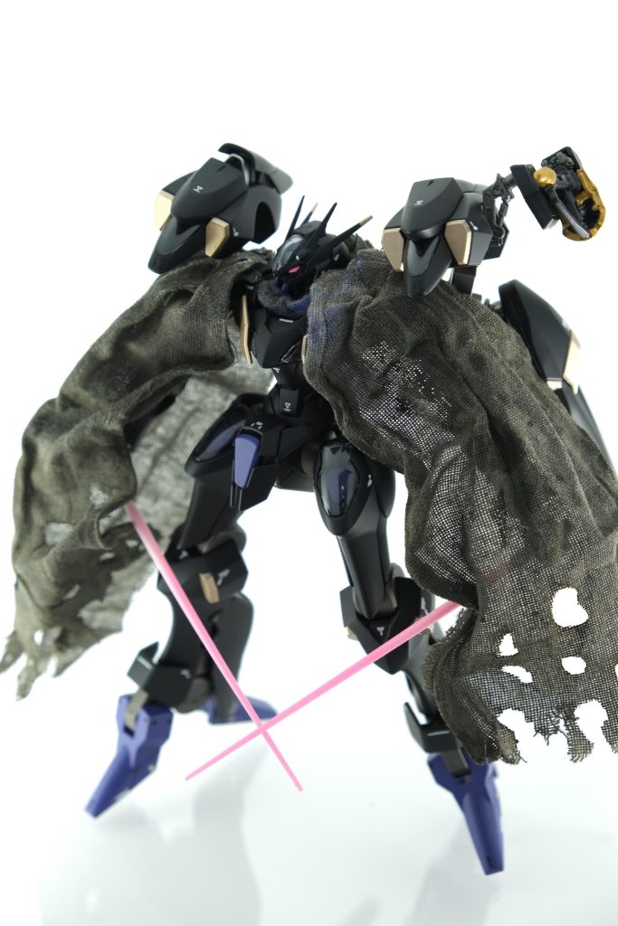 マントはプラ製か布製かで迷ったんですが大胆なポージングをするために布製をチョイスしました!布製だと一歩間違えると異物感というか違和感が出てきてしまうため、なるべく薄いものを選びました。針金を内蔵しているのである程度の動きはつけられるようにしています。