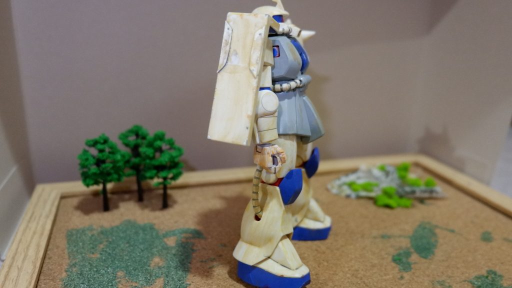 盾にプラ板を貼り付けて心無しディテールアップ