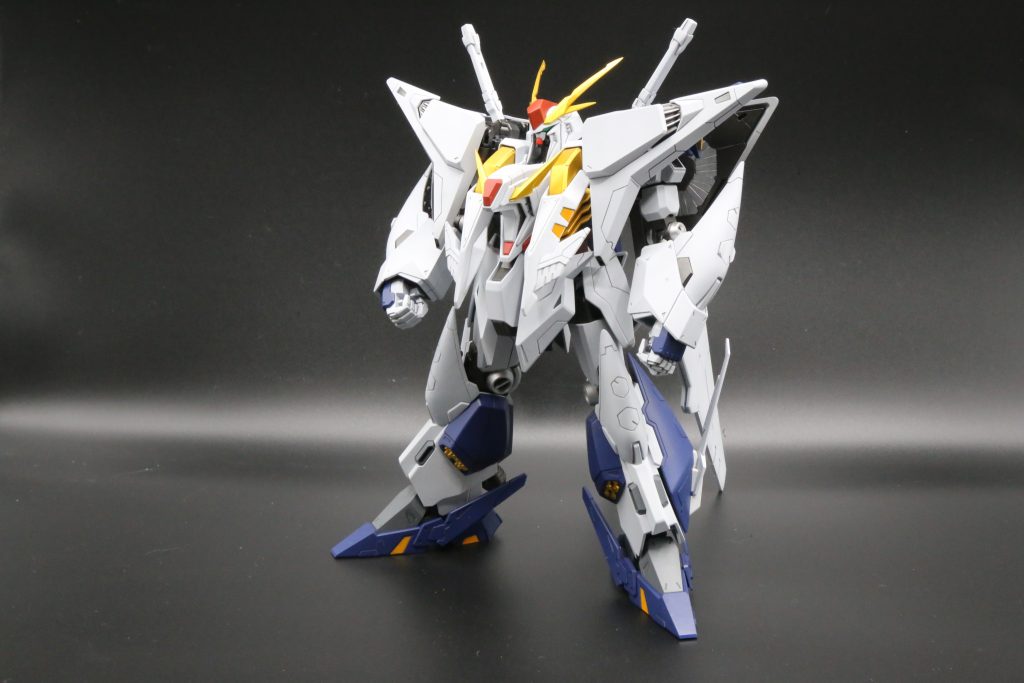 （右腕と左腕が逆に付いてるのに撮った後に気づきました…）機体カラーはアニメ準拠にしつつ細部を個人的な趣味で塗装しています。下地に水性ホビーカラーのグレーサフと黒サフ本体の白部分はエアリアルホワイト青部分はティターンズブルー１黄色部分はMrカラーのリッチゴールドの上にクリアイエローを使っています
