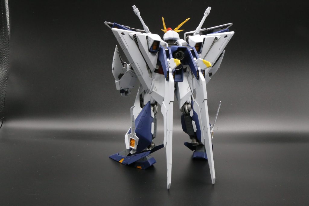 内部関節やフレームは黒鉄色またバーニア内部や膝裏のパイプ部分、関節両サイド、肩アーマー内部の一部分にクロームシルバーを使用して際立たせたい部分を強調しています