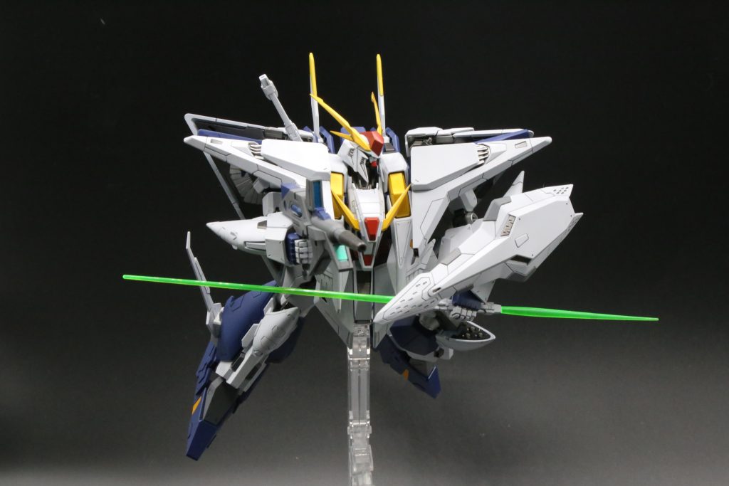 ポーズはペーネロペーと対峙した際のカットを参考にしてライフルとサーベルを持たせましたこの状態でディスプレイケースに飾ってます