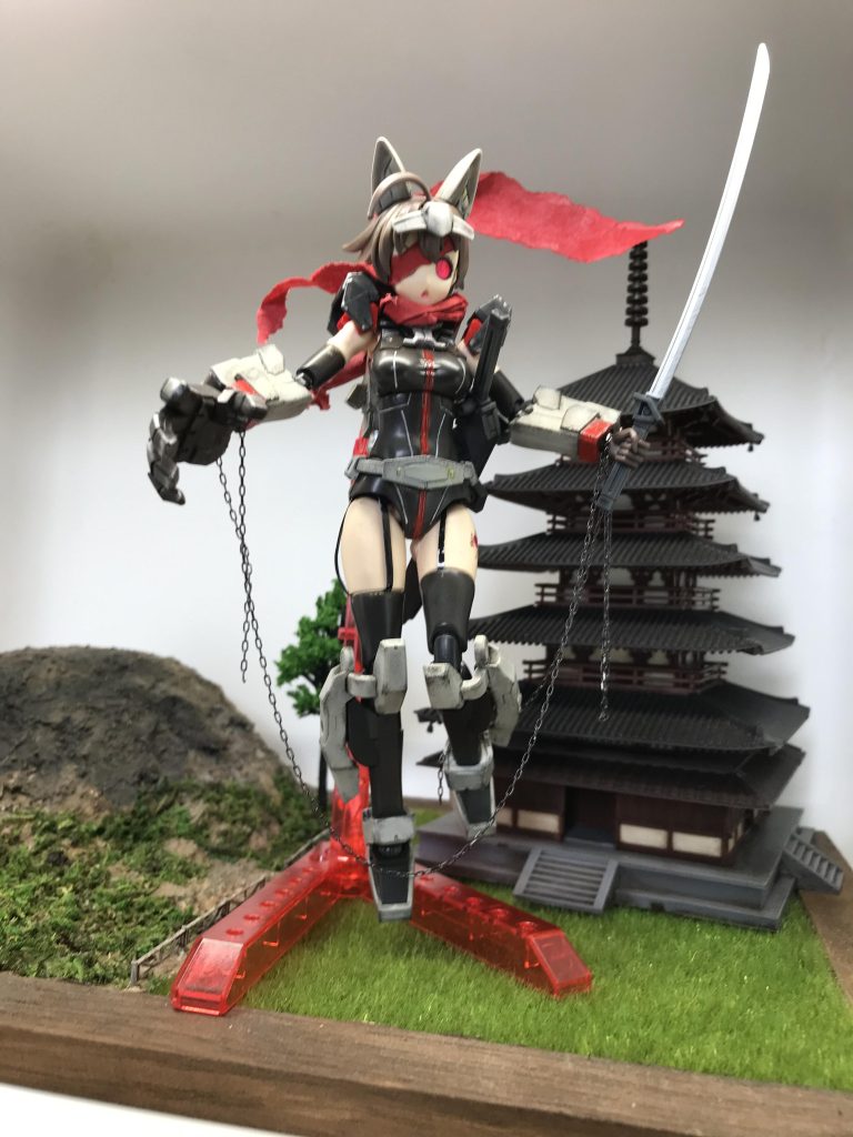 付属の台座と、以前製作した五重の塔のプラモと塔の為に作ったジオラマベースで記念に一枚うちのボス(嫁)からはガンプラより可愛くて良いじゃんとの評価を頂きました…🙄犬のりんご🐶や金魚のデメ吉🐠も、美プラを見て興奮ぎみです