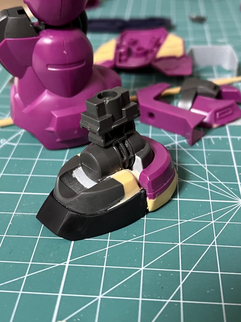 一番時間が掛かった足廻りです。一度切り刻んだ足をジャンクのスリッパに詰め込んで、パテとプラ板で作り直しました。足首の可動は残したかったので試行錯誤しました。