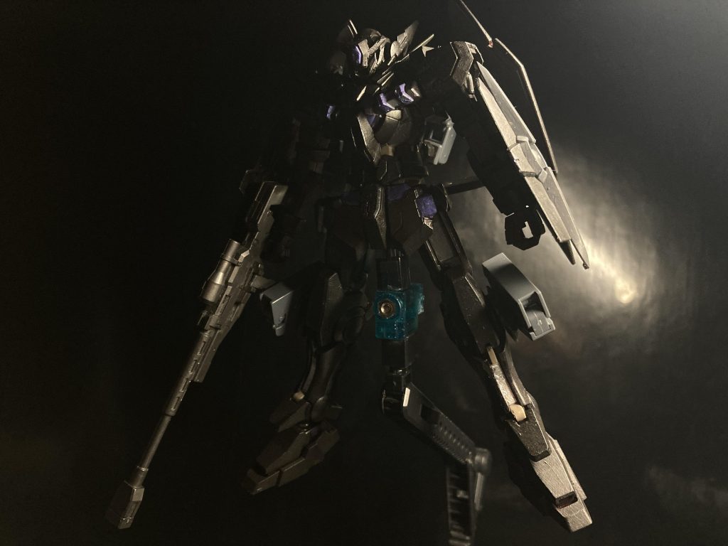 ちなみにこの機体についてあまり知らない!って方もいらっしゃっておかしくないと思われますのでwikiから説明を転用します!イノベイター(イノベイド)勢力が開発したガンダムアストレアTYPE-Fブラックのバリエーション機。有名なMS開発史研究者が後生の研究者に向けて残した「スペイシー・メモ」に記載されている機体の1つであるが、ロベールですらデータを収集しつつもその実体を掴めなかった事から、研究者によるデータの解析が続けられている。