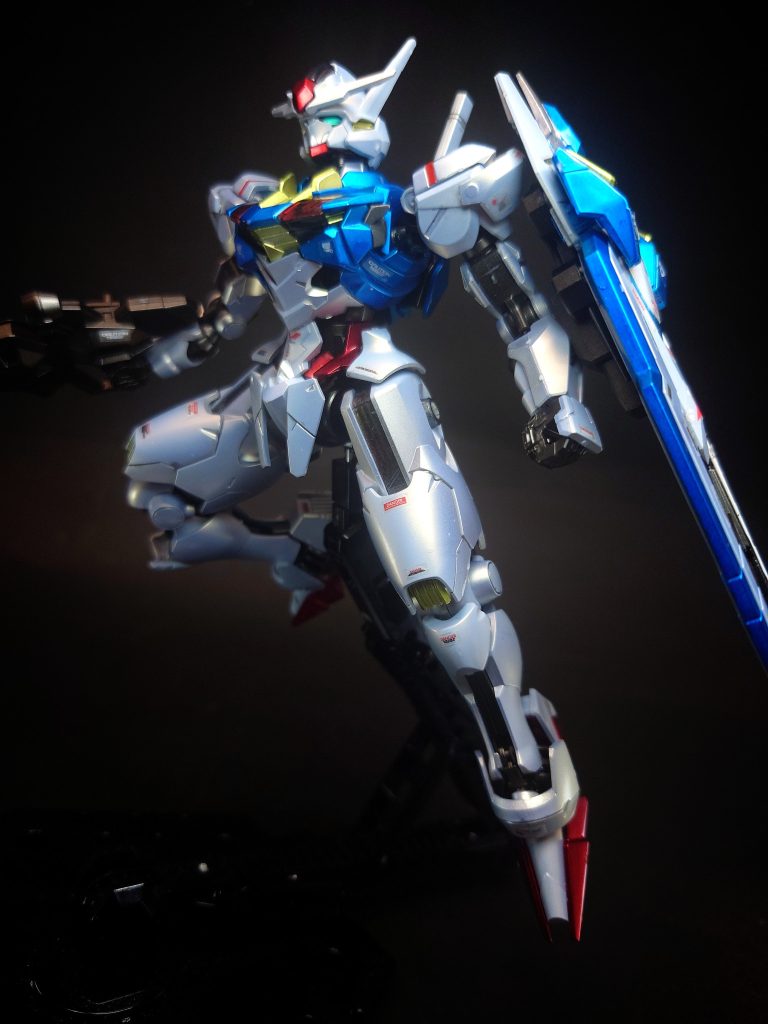 ビットを機体各所のハードポイントと接続した「ビットオンフォーム」となることで、ビットに電力と推進剤を急速補給したり、機体の機動性と防御力を強化できる。さらにライフルに合体してロングバレル化することで、火力と射撃精度を向上させる