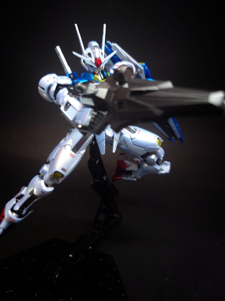 対ファラクト戦では機動性の差を埋めるべく、ニカたち地球寮生がジャンクパーツからレストアしたミラソウル社製フライトユニットを背部に装着する。なお、装着時に干渉するビームサーベルは左右のブースター下部に収納される。小説『ゆりかごの星』では自我を有する描写がなされ、十数年の付き合いであるスレッタに対して友人あるいは保護者のような感情を抱いている。そのためスレッタがデリングへの復讐に使われることには否定的だったが、彼女の前向きな姿に成長を感じ、アスティカシアへの編入に同意する。