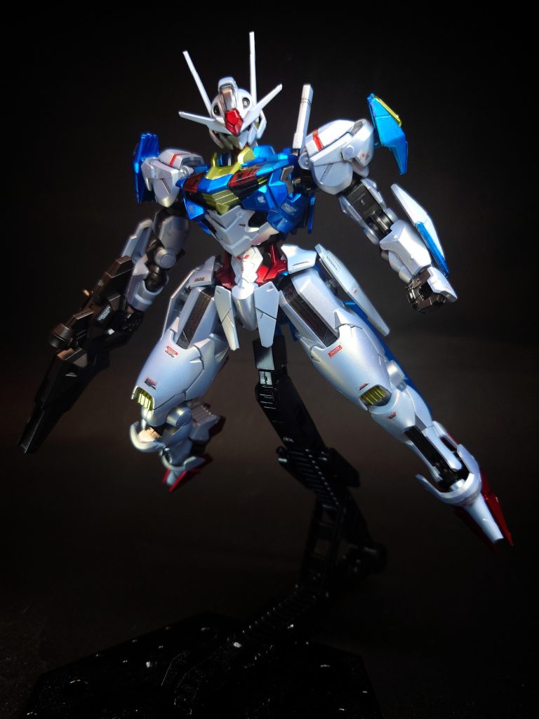 デザインを担当したJNTHEDによると、コンペティションでは「ステレオタイプなファンタジーの魔女の要素を極力入れないように」との指示がされていたが、自身の中にガンダムの基準が存在しなかったこともあり、敢えて魔女の帽子のように頭上で浮遊するビットや箒を模した武装を設定して提出したと語っている。このほかにもデザインソースには中世の鎧が取り入れられており、魔女を護る騎士というイメージでプレートアーマーを意識した積層装甲が設定された。