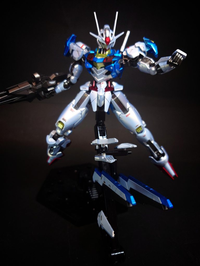 このほかにもデザインソースには中世の鎧が取り入れられており、魔女を護る騎士というイメージでプレートアーマーを意識した積層装甲が設定された。採用後は「辺境の地で作られた異端のMS」とのオーダーに沿うかたちで、初期稿の名残を残しつつ曲面の多様や装飾的なパーツが取り入れら、さらに強化された身体としてのニュアンスをもたせるためにマッシブかつ人体的なフォルムをもった重心の低いデザインに仕上げられた