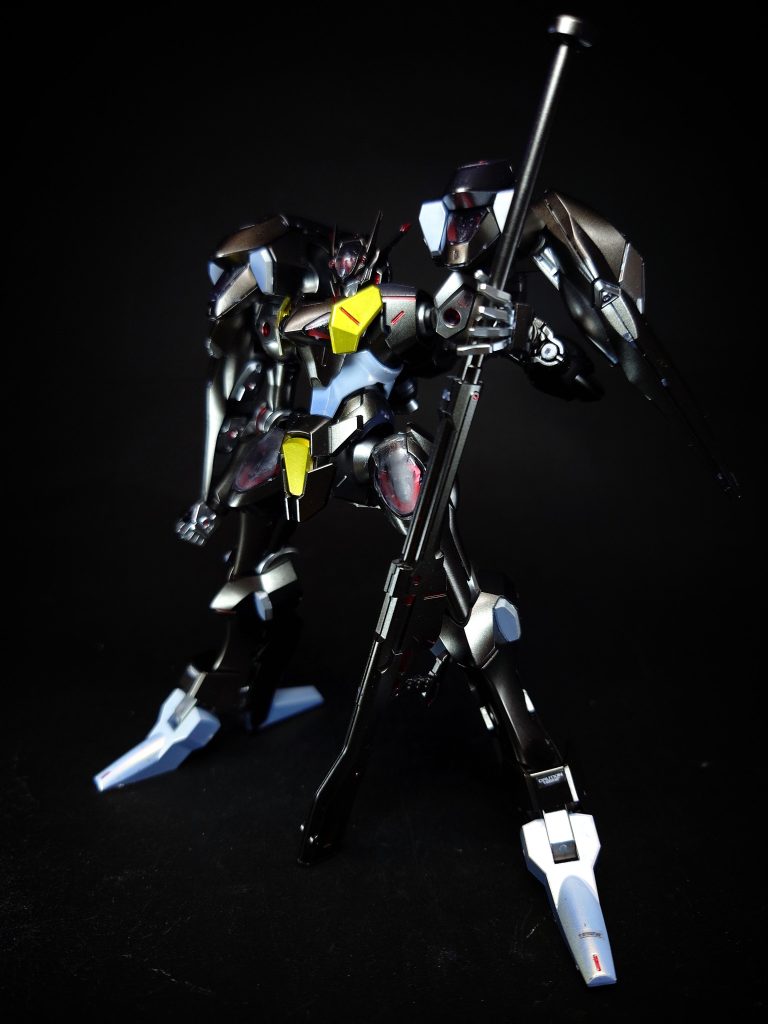 本機のパイロットのエランはベネリットグループ御三家の一角「ペイル・テクノロジーズ」がGUNDフォーマットの適合手術を施術し擁立した強化人士であり、本機の開発主任はかつてプロスペラの後輩であったベルメリア・ウィンストンが担当している。そのためか用いられているGUNDフォーマットはルブリス同様にパイロットへのパーメットの逆流を引き起こす旧態然としたもの(エラン曰く「脳に手を突っ込まれるようなざらついた感覚」)が用いられており、エアリアルのようにノーリスクで機体の思考操作をできるものではない模様。