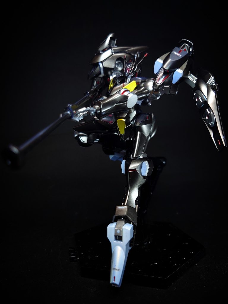 一方でパーメットスコア上昇時におけるパイロットへの激しい負荷はエランには見られないため、パーメットの流入を防ぐよう機体側を調整したエアリアルに対し、パイロット側をデータストームに耐えられるよう改造して克服したのがファラクトであると思われる。AIによる自立思考機能が搭載されているのかは不明だが、エランは自身への負担による不快感もあってか、スレッタがエアリアルに対して持つような愛着をファラクトには持てておらず、仮に在ったとしてもエランとのコミュニケーションは取れていないようである。