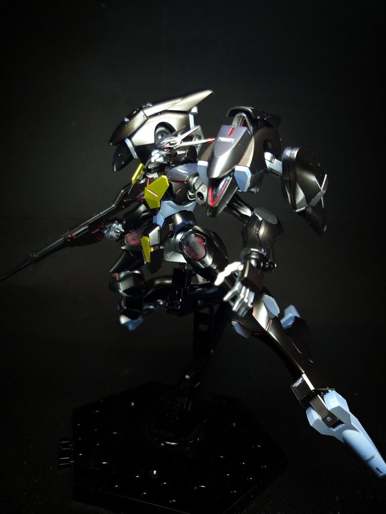 AIによる自立思考機能が搭載されているのかは不明だが、エランは自身への負担による不快感もあってか、スレッタがエアリアルに対して持つような愛着をファラクトには持てておらず、仮に在ったとしてもエランとのコミュニケーションは取れていないようである。 ペイル社CEOニューゲンが、ベネリットグループの審問会にてエアリアル開発元の「シン・セー開発公社」代表プロスペラから『エアリアルの技術情報供与の約束』を取り付けていたのは、このファラクトに技術をフィードバックする目的もあるのではと視聴者の間では考察されている。