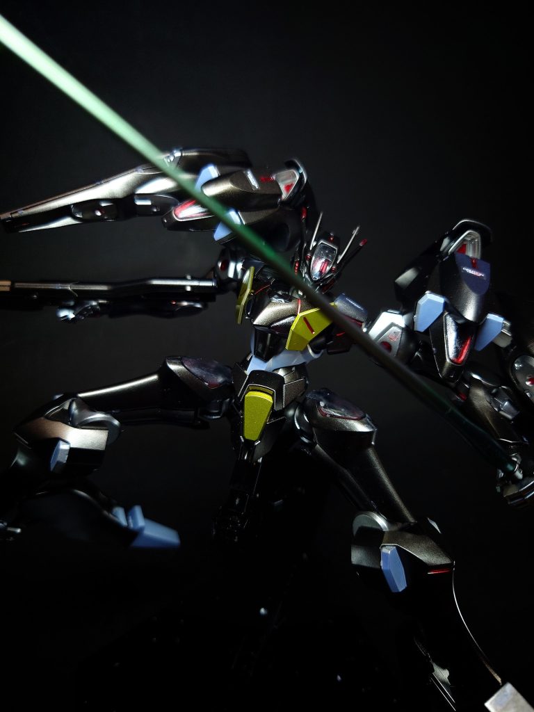 ビームアルケビュースファラクトの専用武装として採用された、マガジン式のロングバレルビームライフル。安定性を重視した設計で、GUNDフォーマットと連動した知覚リンクによって高い狙撃能力を有する。