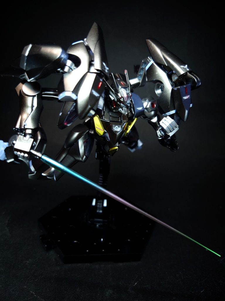 コラキ両肩アーマー裏に搭載しているGUNDビット。射出すると2基に分離して挟み込むように展開し、触れた部位をスタンさせる電磁ビームを照射する。物理破壊力は皆無に等しくMS本体に当てなければ効果は発揮されないが、オールレンジ武装としての特性を活かした全天攻撃やトラップ的運用によって敵を行動不能に追い込み、本体による狙撃で確実に仕留める運用を確立させている。