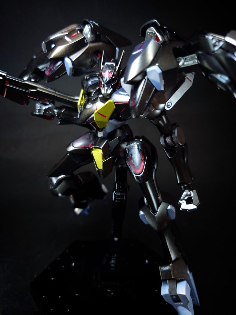 ビーム砲脚部ユニット「ビークフット」に搭載されており、爪先を折りたたんで発射する。ビームサーベルザウォート系列と同様の近接武器。装備箇所は両前腕下部へのマウント方式から装甲内部への格納方式に変更されており、使用時には装甲が展開しグリップを排出してからビームを発振する。