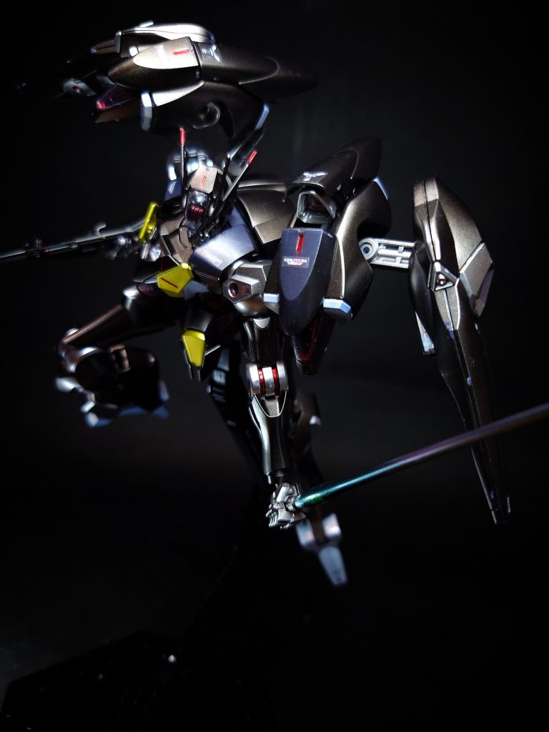 劇中での活躍グエルが搭乗したラウダ専用のディランザ戦では、当初は接戦を繰り広げていたが電磁ビット「コラキ」を活用し、拘束されたディランザをいたぶるように破壊し観戦者を唖然とさせた。 