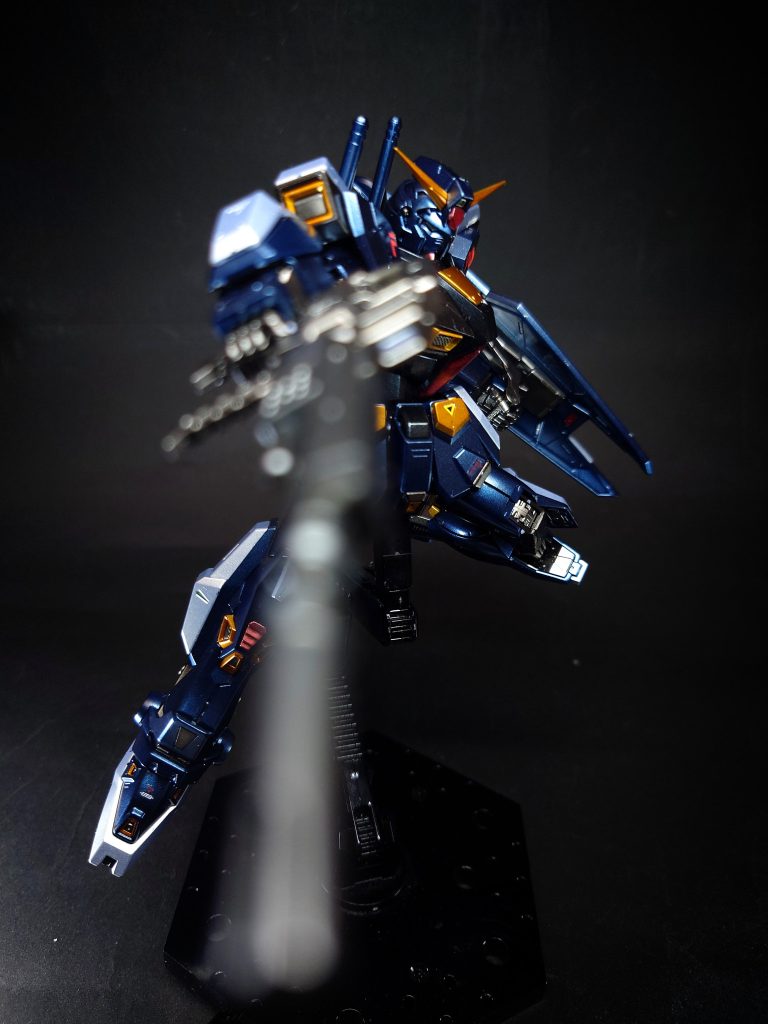 F9の採用によって約40年に渡るAE社のMS開発の独占は崩れる。しかし、性能的には満足いくものであるものの、主力MSとしてはいくつか不都合な点が散見されることから、連邦軍は実績のないサナリィの機体の量産は時期尚早と判断し、F9の改修およびデータ収集と評価試験の続行を命じる[10]。これを受け、製作された2機の実験機はF9シリーズの0号機という意味でF90と呼ばれることとなる頭部はツイン・アイにV字アンテナなど、ガンダム・タイプの意匠を受け継いでおり、塗装もガンダム・タイプを踏襲したトリコロールを基調に塗り分けられている（2号機は時期により異なる）。しかし、バンダイ発行の雑誌「Bクラブ」の連載『月刊MSジャーナル』によれば、アナハイム・エレクトロニクス社の重役は宇宙世紀の軍事機関誌「月刊MSジャーナル」の記者に対し、この機体をあまりガンダムとは呼んで欲しくない、とコメントしているなお、長谷川裕一の漫画『機動戦士クロスボーン・ガンダム DUST』では、本機の前身であるF89が登場。0100年時点における通常MSサイズでの完成形を追求し、収集したデータをもとにダウンサイジングすることで本機が開発されたという。