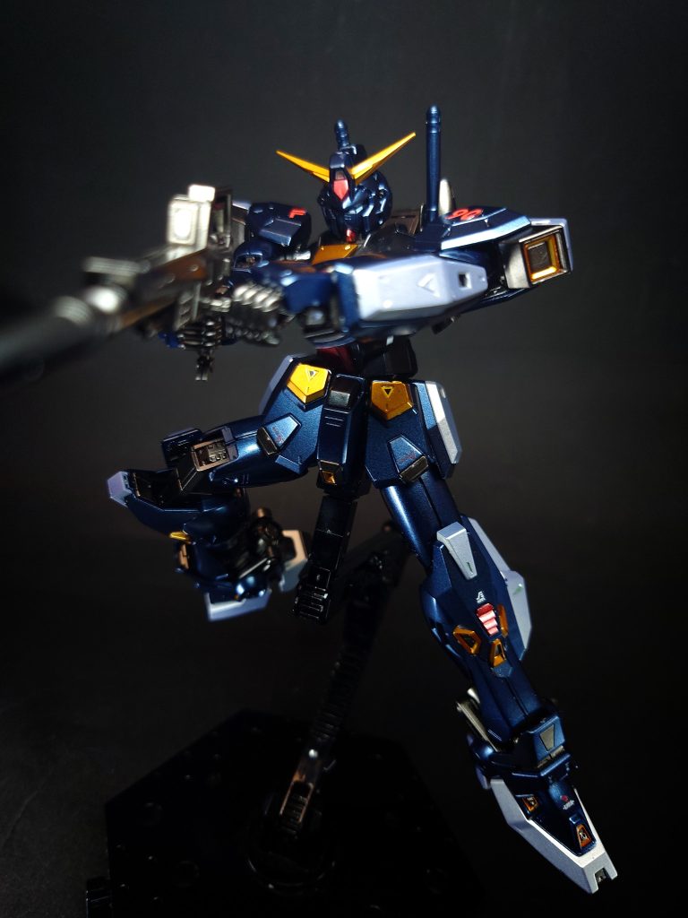 武装ビームライフル後端部にEパックを備える。腰のハードポイントに予備を携行することもある