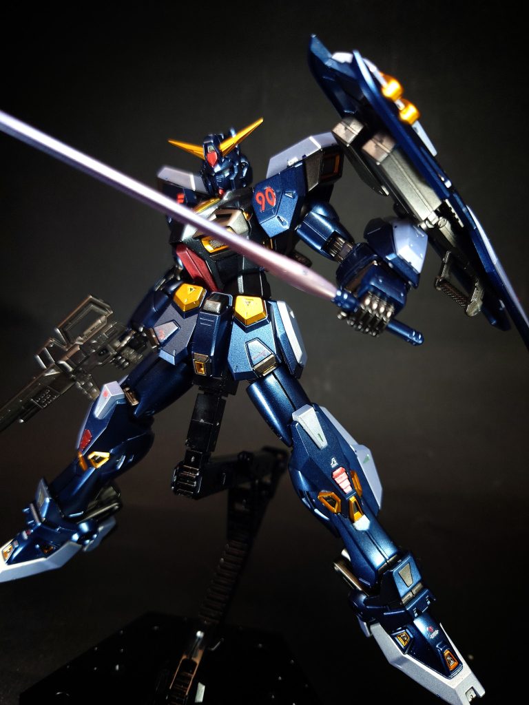 疑似人格コンピューター名称は漫画版『機動戦士ガンダムF90』（サイバーコミックス版）による[28]。高性能な機体の制御のために大処理能力のコンピューターが必要となり、MSでは初めてシナプス・プロセッサ数100万以上のホロ・キューブ処理系を搭載。機体だけでなく、各ミッションパックの管制もおこなう[14]。非ノイマン型第5世代コンピュータといわれ、正式名称は「8000系ニューロ・コンピュータ」[29]。通常のプログラミングが不可能であるため、プロセッサ上に疑似人格知識ベースを構成し、過去のMS戦のデータをインストールした教育型コンピューターとシミュレーションで対戦することでシナプス結合のプログラミングをおこなっている[14]。1号機には戦闘プログラムTYPE 