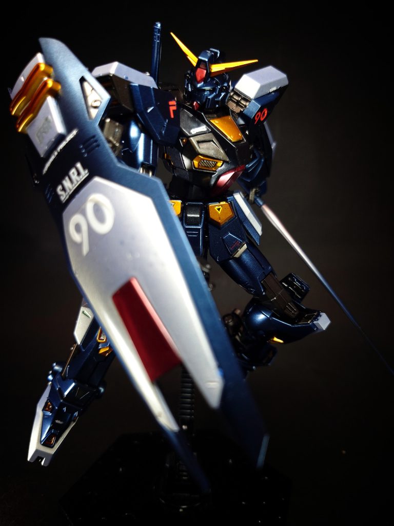 シールドビーム・シールドではなく装甲板式を採用。新素材により強度と軽量性を両立。頭部バルカン砲側頭部に2門を内蔵。実体弾式で主に牽制や迎撃、ソフトスキン目標に用いられる