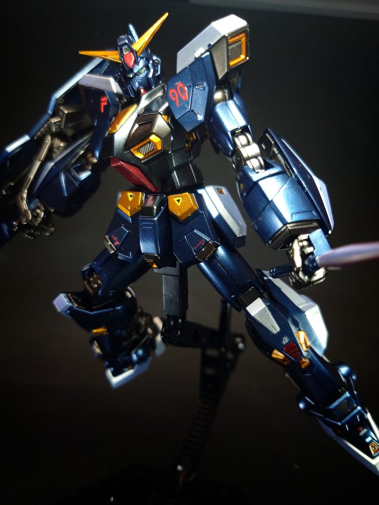 装甲ヤシマ重工から入手したマイクロ・ハニカム技術(金属中に発生させたミノフスキー立方格子に沿って異種結晶化結合を成長させる)を導入し、ガンダリウム合金以上の強度と軽量化を実現。ムーバブルフレームや装甲は従来より30パーセント薄くなり、軽量化に貢献している。ジェネレーター当時のサナリィにはMS用の小型高出力ジェネレーターがないため、軌道周回レーサ用に子会社が開発したものを2基搭載。耐久性向上のためデチューンされ、予定出力を割り込むが、小サイズながら通常出力で従来と同等、戦闘時では1.5倍のパワーバンドを誇る。のちのF91では同ジェネレーターをボア・アップして出力を向上し、軍規格に再設計したものを1基搭載することが予定されている。なお、1号機は0120年の火星への航海に先立って新型のJ-79に換装されている。コックピット従来型MSと同様、全天周囲モニター・リニアシートを採用しているが、よりコンパクトにまとめられている。