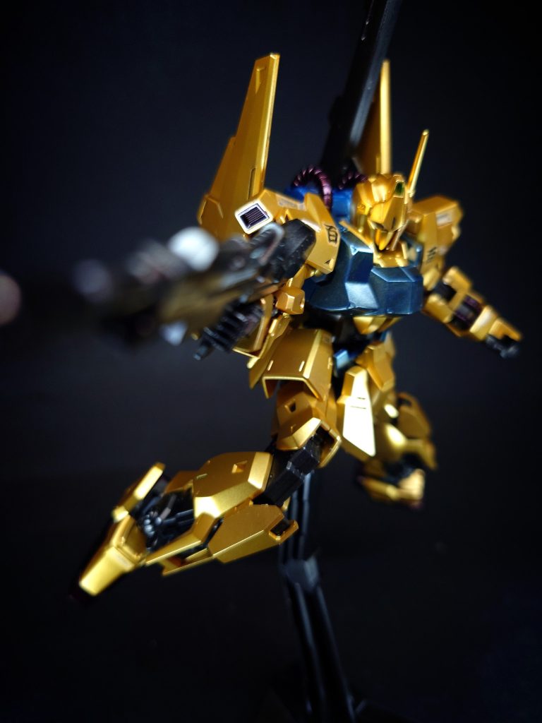 可変機として設計された名残として、脚部の独立二層式のデュアルフロートアーマー、バックパックにフレキシブル・バインダーが装備されており、バインダー自体が可動肢として作動することで、AMBACや大気圏の整流作用などで機体の運動性を向上させている[21]。当初の目標であったデルタガンダムは0090年代にデルタプラスとして再設計されたうえ、設計データを流用することによって百式系列唯一の可変機として開発に成功している[注 10]。