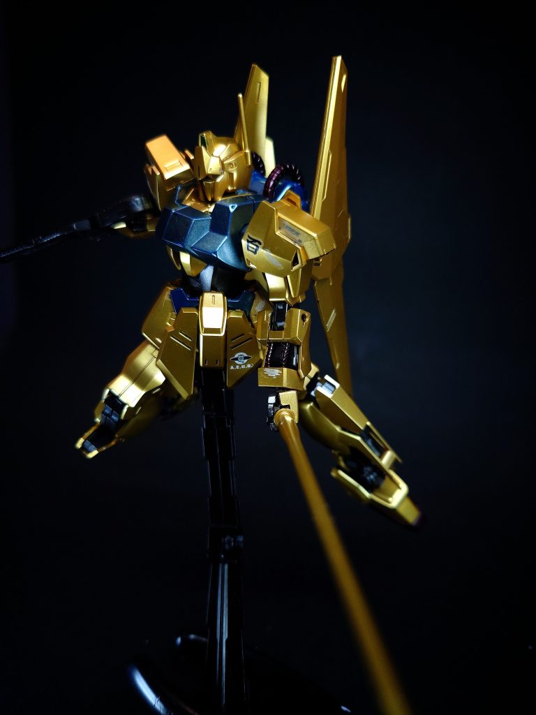 百式はクワトロが搭乗した際にはピーキーな設定が施され、その高速戦闘による実戦データが収集された[22]。同一機体であってもクワトロ大尉が搭乗した仕様から大改修を受け第一次ネオ・ジオン抗争に投入された仕様が存在したとされている[23][注 11]。なお、型式番号はリック・ディアス（RMS-099 / MSA-099）の次の開発ゆえに100となり[6]、名称もそれに併せ、設計者であるナガノ開発主任によって「百年保つMS」となるような願いを込めて「百式」と命名された[12][注 12][注 13]。「γガンダム」とも呼ばれるリック・ディアスに続いて開発コードδが与えられており、百式自体にδガンダムの名称が当てられることもある[27]（デルタガンダムについては後述）。