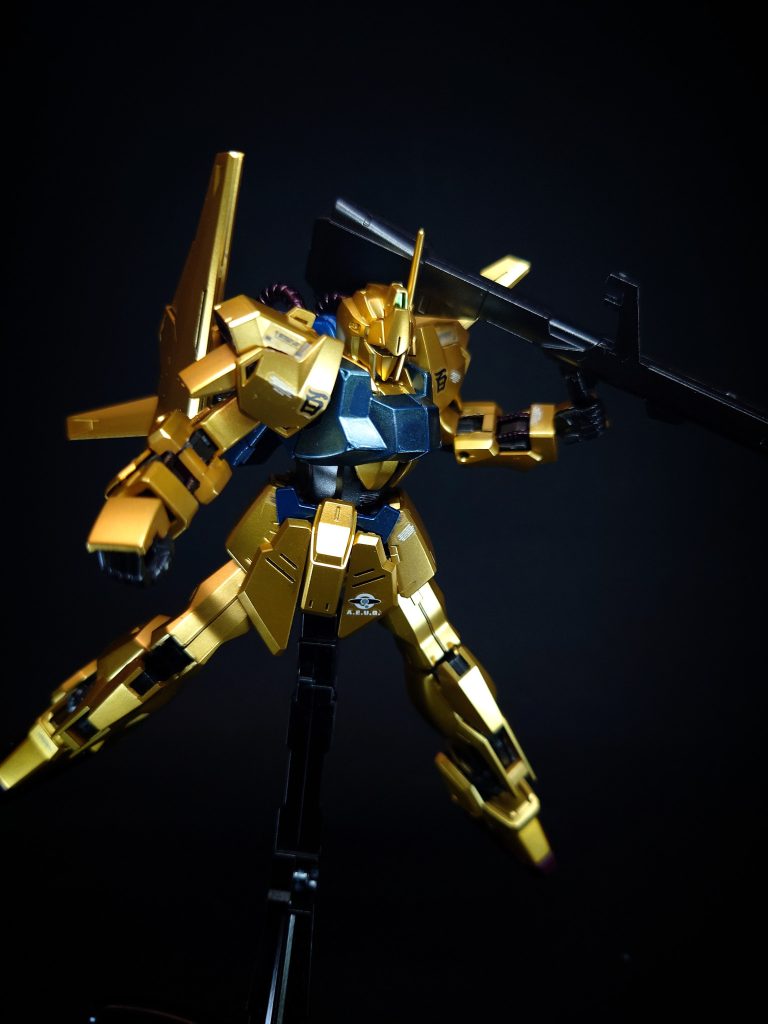 その他劇場版第三部『機動戦士ΖガンダムIII A New Translation -星の鼓動は愛-』では、戦闘中に拾得した戦艦の装甲片をシールド代わりに使用していたり、ティターンズの量産型MSハイザック用のシールドを代用している。