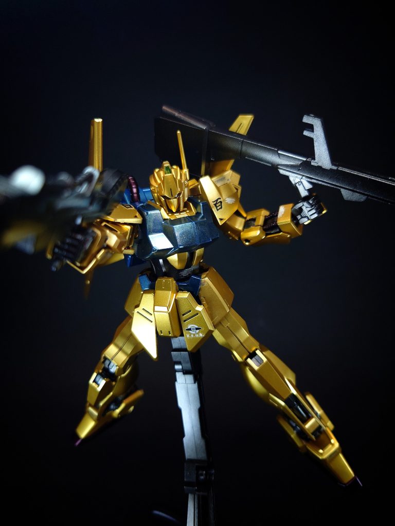 装甲グリプス戦役時においてビーム兵器は既に標準装備であったため、MSのビーム対策は装甲による防護から機動性による回避へとシフトしつつあった[28]。そこで百式には機体の軽量化に加え、機動性および運動性の向上によってビームを回避（対応）する、という案が採用された[22]。回避行動、機体の軽量化においてシールドは不要になったため装備されていない[22]。 装甲には耐ビーム・コーティングとしての効果を持つエマルジョン塗装の一種が施されており[5]、これは資源衛星で偶然発見された特殊材料を調合し生成された皮膜剤を用いた「真正コーティング」となる[23]。しかし、普通のMSよりは十分に耐えられるものの期待していた性能までは出せず、シミュレーション上で仮想敵のアムロ・レイが搭乗したRX-78-2 ガンダムと戦闘を行った際に同じ場所に3発被弾して敗れている[29][注 15]。この塗装には処理の過程で金属光沢をもたらす薄膜ラミネート処理もなされており、「超強化プラスチック」としても定義付けられるものである[22][注 16]。