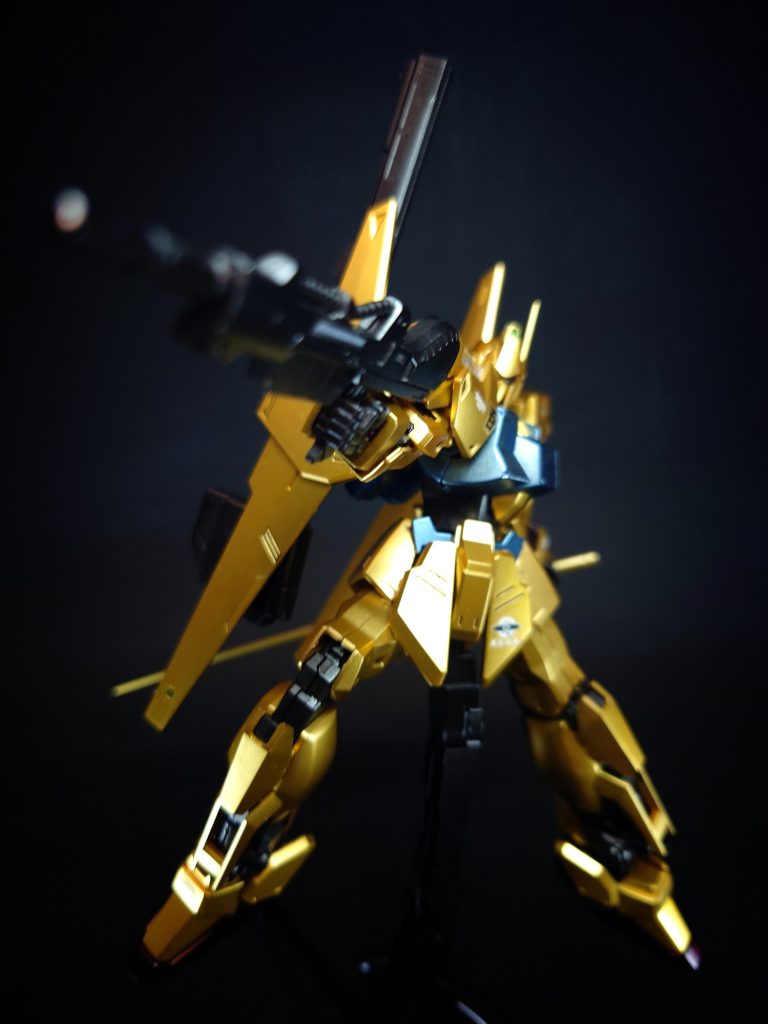 メガ・バズーカ・ランチャー百式の特徴的な武装（型式番号：FHA-02MI[34]）。百式とほぼ同じ全長のメガ粒子砲であり、本兵装自体にもスラスターが設置されている。クワトロの要請などにより必要に応じてアーガマのカタパルトデッキから巡航形態で射出され、射撃の際には砲身が伸びて左足をかけるステップアームがせり出し、左右の手をかける部分が開いて百式本体に固定され、射撃形態をとる。劇中では、百式の出撃後に本兵装が射出されると百式がステップアーム部分に手をかけ、発射時まで担ぐようにしながら戦闘宙域へ向かうことが多い。小説版では本兵装の推力と百式の推力を合わせることで、Ζガンダムの推力と同等になるとされる。絶大な破壊力を持つ一撃必殺の兵器として見られがちだが、実際にはドゴス・ギアのカタパルトを貫通できなかったり、作中でも「大きい目標は1発で致命傷とはいかない」と明言されている。また、発射に必要なエネルギーをチャージするのに時間がかかる上、莫大なエネルギーを必要として随伴機（レストアされたゲルググ）による再チャージを用いても連射が不可能という、極端に扱いが難しい兵器だった。ただし、劇場版ではメタスと連結させることで数回発射している。最終決戦では、アクシズ軍先陣のガザC部隊を一撃で全滅に追い込むもののガザC部隊を全滅させた直後に本兵装はハマーン・カーンによって破壊された。第一次ネオ・ジオン抗争では百式が再投入されたものの、本兵装は再投入されなかった。OVA版『機動戦士ガンダムUC』にも登場。銃架が取り付けられており、ネェル・アーガマの甲板に設置された状態で、コンロイ・ハーゲンセン搭乗のジェガン（エコーズ仕様機）が使用した。本兵装は宇宙空間でのみ使用され、大気圏内や地上では使用されない。ただし、ゲーム作品では百式の標準兵装として設定され、随伴機を必要とせずに大気圏内や地上でも使用可能となっている。