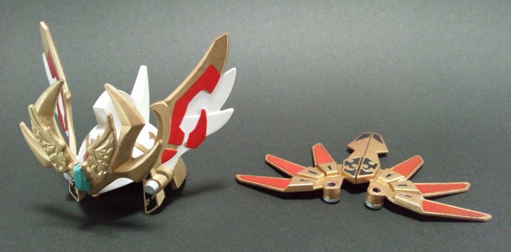 武化舞可の覇兜、天翼。覇兜は三代目のクワガタを移植し、たしか羽の間隔を少し狭めたような記憶が。天翼はほぼそのままだったはずです。