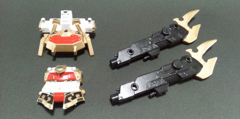 武化舞可の鎧甲、大砲。こちらも不要なピンを削りました。嵐丸の胴鎧部分は、内側を削って密着度を上げました。