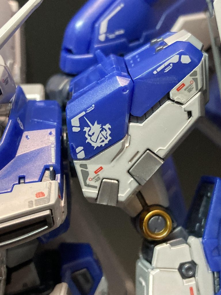 ゲート跡が目立つと教えてもらった肩アーマー。デカールのおかげでなんとなく誤魔化せてる気がします。それよりも成形色のメタリックの方が気になりますね。