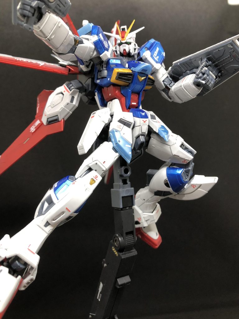 右腕にかなりゲート跡が残っていますが、水性ホビーカラーのグランプリホワイトでリタッチしたことでディテールみたいに見えますね。