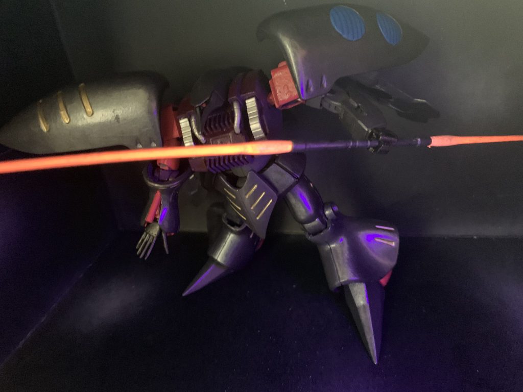 ビームサーベルは蛍光色で塗ってるのでブラックライトで発光します。ブラックライトがいい感じにきまっているので個人的には満足してます。