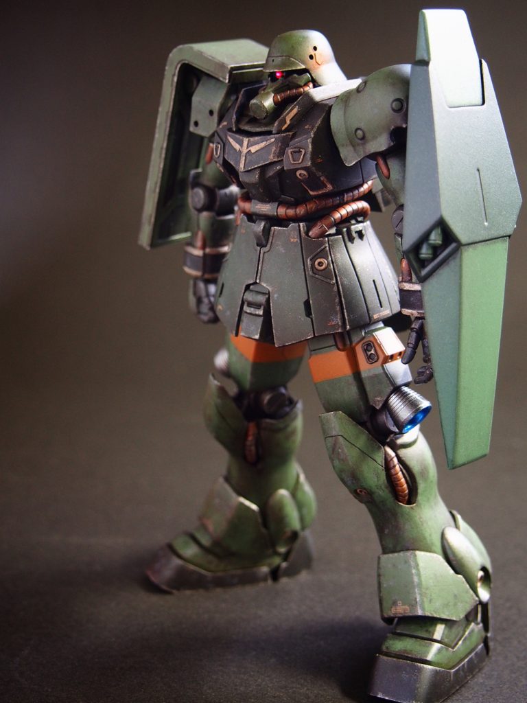 連戦を重ねてボロボロになった、ガランシェール隊のギラ・ズールを鹵獲したイメージで作成しました。