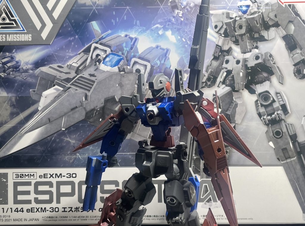 皆さん、明けましておめでとうございます。今回は30mmのエスポジットαを元にZガンダム系ぽいモノを作ろうと頑張りました。