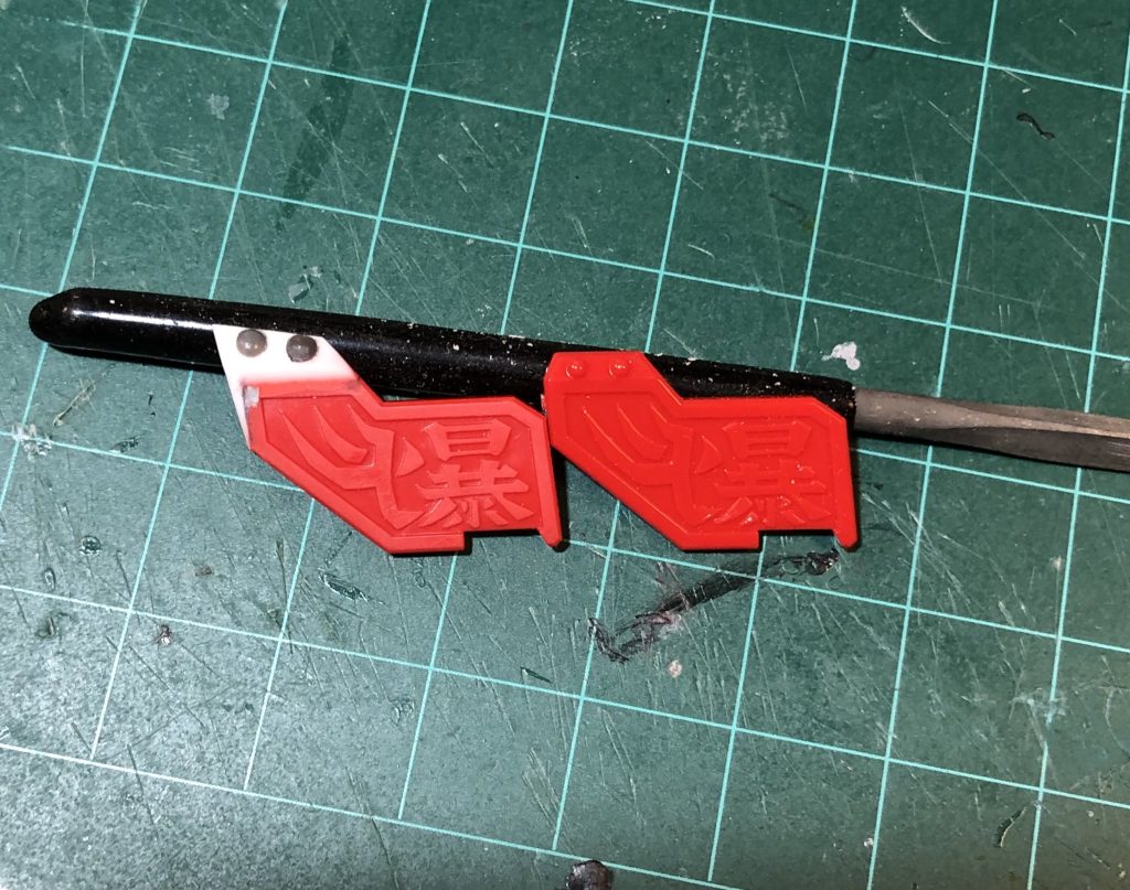 肩鎧の形状を尖らせシャープなイメージに