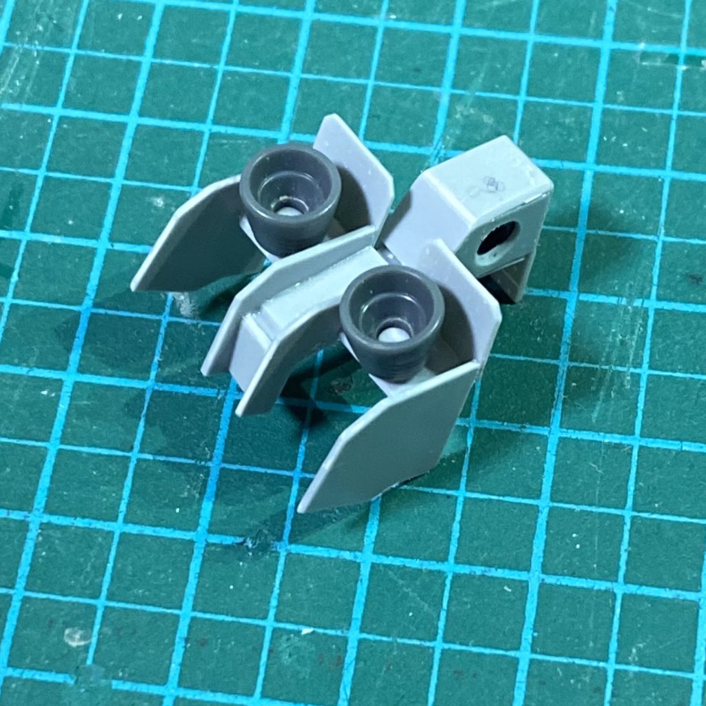 増加バックバックはこんな感じで、ほぼプラ板の箱組です。上部構造物にはポリキャップを埋めてあります。通常のバックパックのシールド取り付け穴を磁石に変えているので、そこにペタッと磁石で貼り付けると同時に、バックパック上下の窪みにはまってしっかり固定されます。