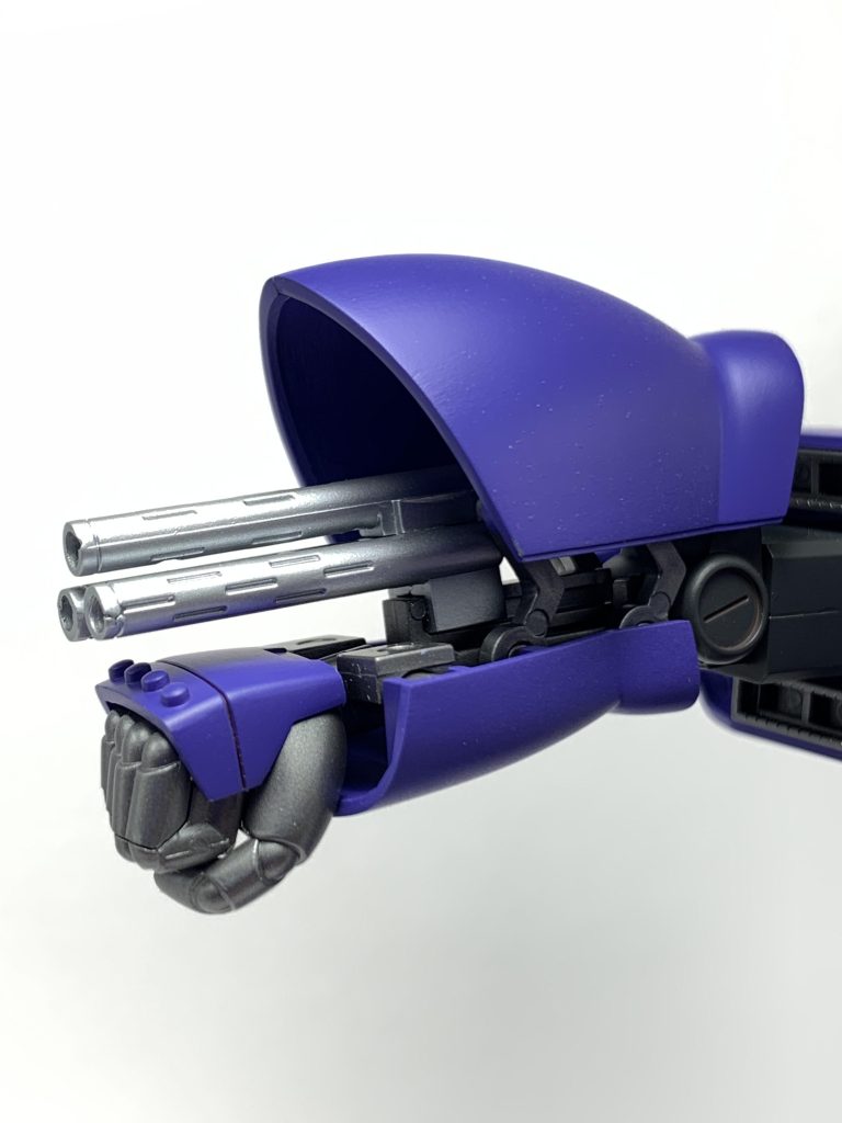 腕の武器は無改造でもこの出来。差し替えなしの展開が可能で、素晴らしいギミックです。