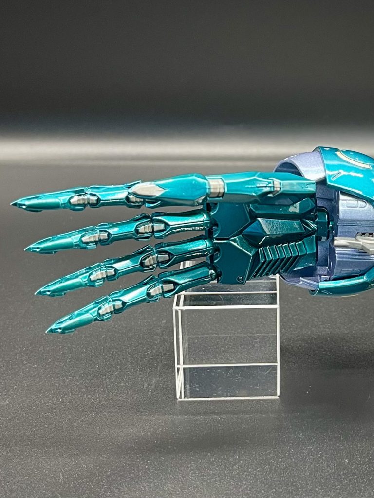 指関節部分もネイル同様に塗り分けています。