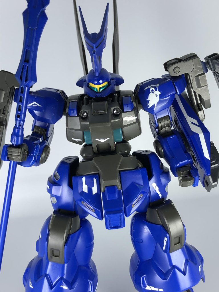 細かい所の塗り分けやデカールによるディティールアップなどをしてあり、ツノはシャープにしてあります左肩は自分専用機を表す為にドクロマークを付けてます