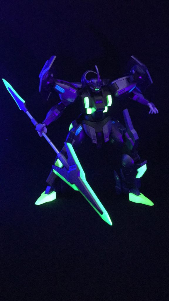 暗くすると蛍光部分がよくわかると思います。肩や足の付け根に貼るホイルシールに蛍光クリアを吹き付けたので、そこも光っているのがわかると思います。