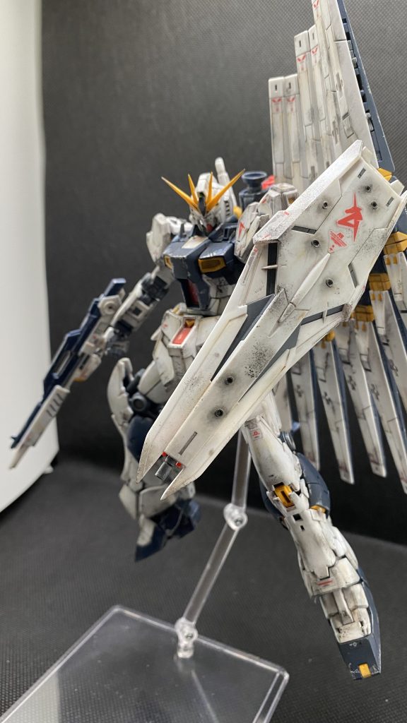 今回初めてダメージ加工にも挑戦してみました！道具も特に持っていなかったので、線香を押し当てて弾を撃たれたあとをイメージして作ってみました笑思ったよりも、シールドを貫通しないし、温度が低い分、初めてでもかなりやりやすかったです！ 