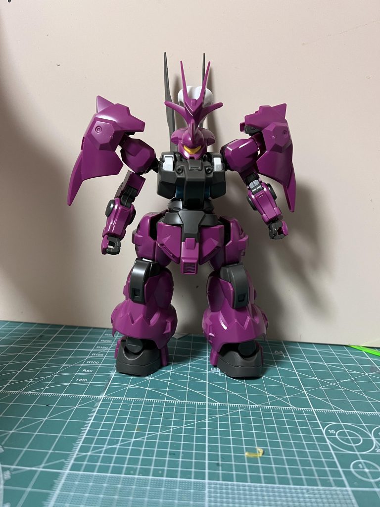 これじゃぁ勝てないよなっ、、、って感じの素組写真です🥲 パーツの一つ一つはカッコいいのにバランスがとても残念😭