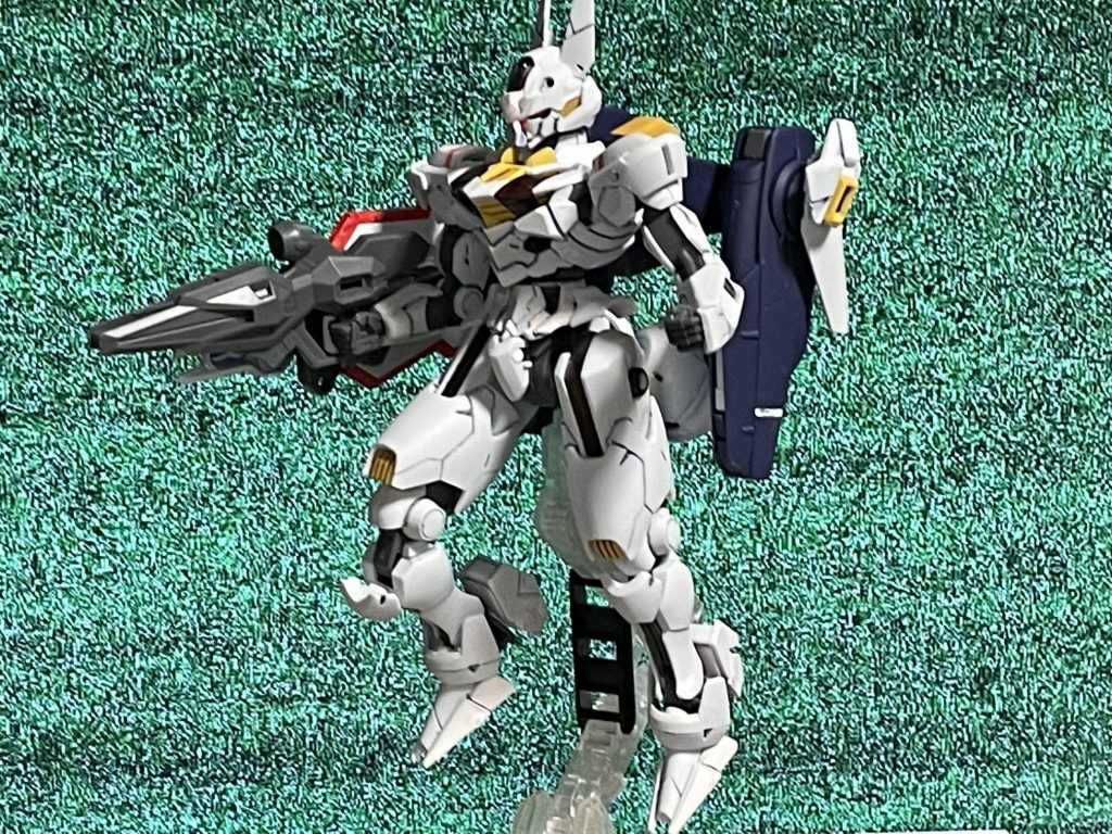 前面。基本的には左腕にシールドをつけただけだが一部ビットをフライトユニット側に付けることで通常時より機動性が向上している。