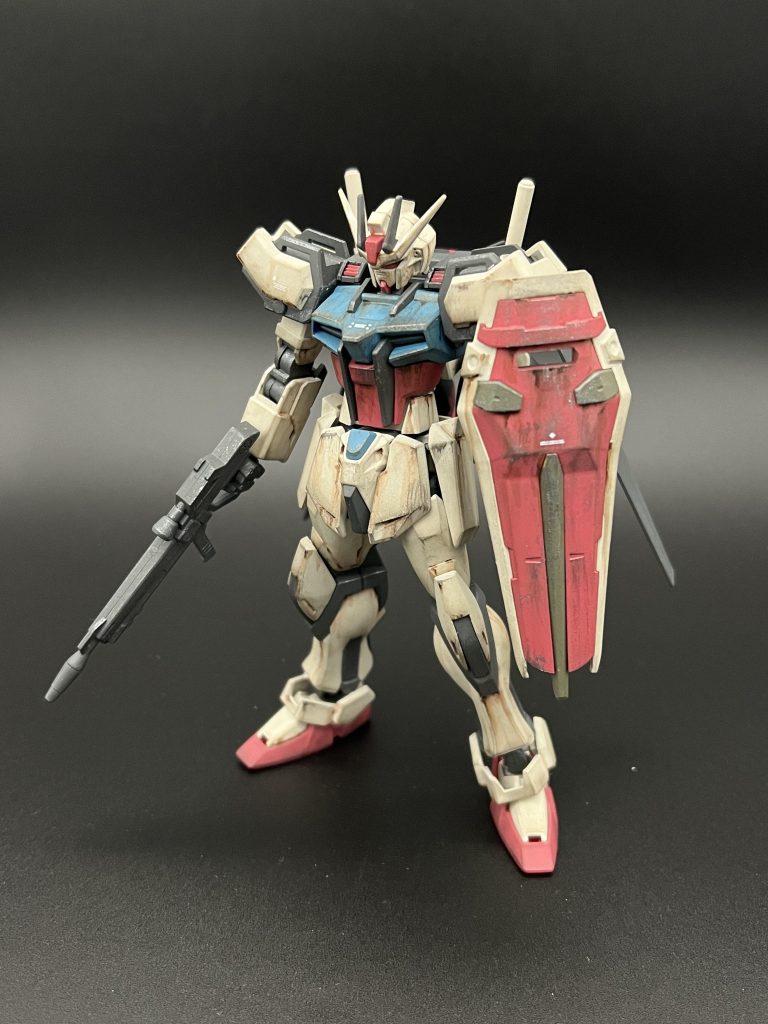 イエロー部分はグレートーンに変えて、デカールは抑えめに。雨垂れサビ表現を全身に入れています。