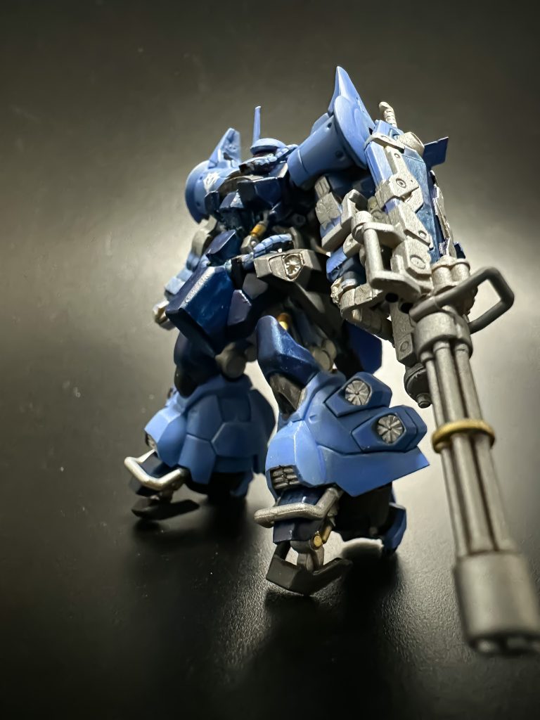 非常に目が疲れましたが、配色デザイン的にアーティファクトの中ではかなり簡単な方だと思います。第1弾のナイチンゲール組んだことありますが、パーツの合いやディティールのくっきり感などかなり進化してる印象でした。私は、HGの完成品と並べたいという理由でグフを選んだのですがアーティファクト作ってみたいという方には入門編としてオススメです。