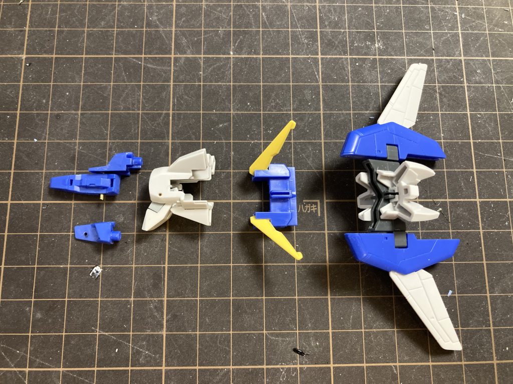 コアファイターはこんな感じです。この後アンテナの稼働化、ドライブ周りの分割位置の変更、ウイング部分の後ハメ加工&エッジ出しを行なっています。