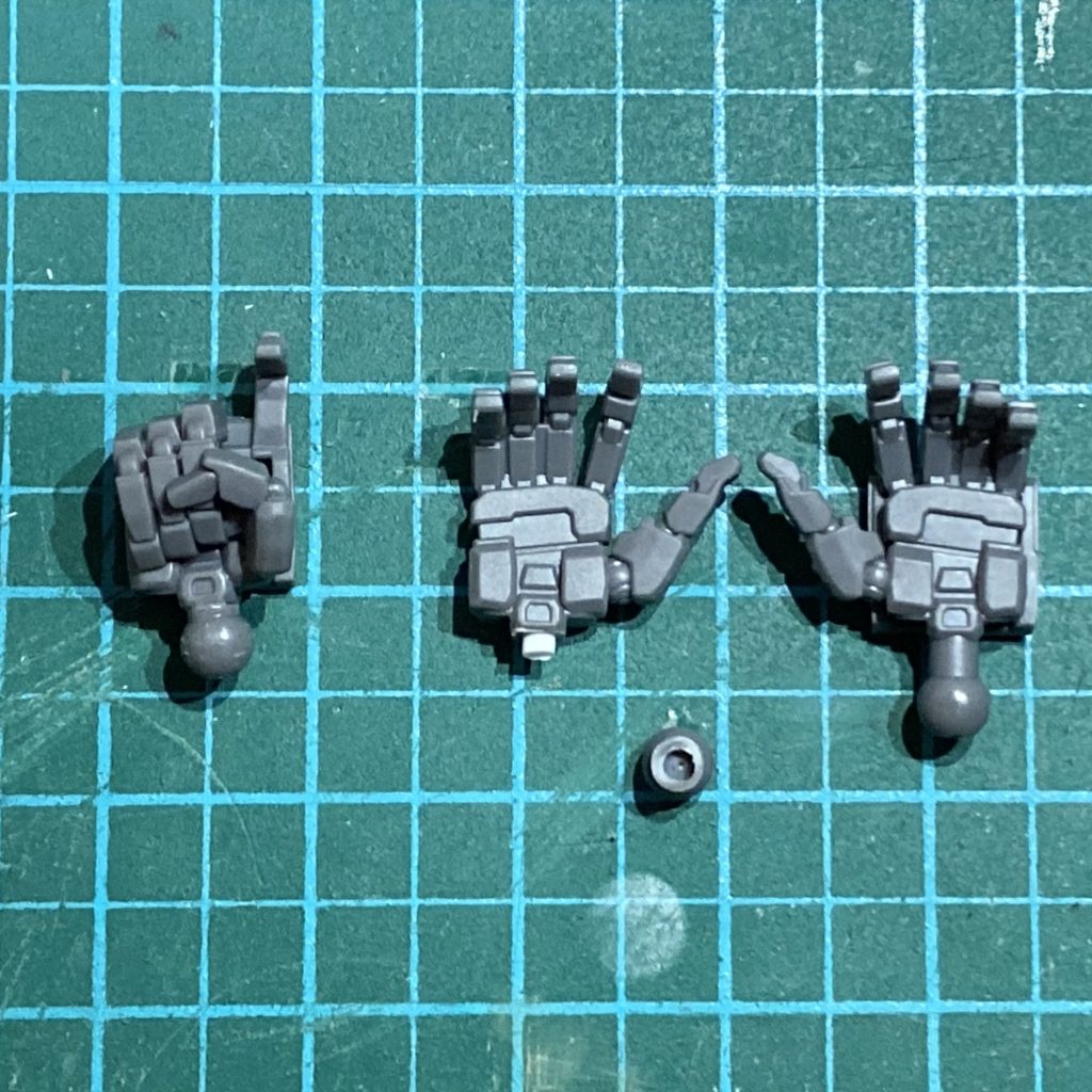 腕は好みでリバイブ版に変更。腕は無加工で組み替えられますが、ハンドパーツはオリジン版の方が表現力に優れています。が、手首の構造の違いでそのままでは不恰好です。写真右の長い手首を切り離し、穴を掘って1mmプラ棒で補強軸を埋め込み、ボールジョイントを接着しました。軸を入れれば、接着面が強度不足で取れてしまうようなことはありません。